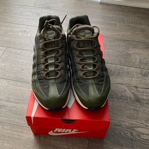 Womens nike air max 95 olive green used in great condition. Lightly worn